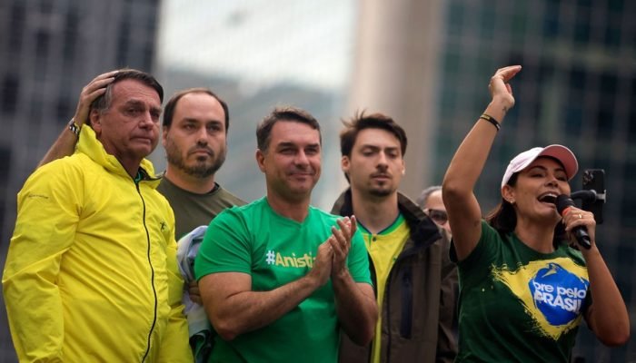 Michelle discursa em ato pró-anistia do 8 de Janeiro, junto a Bolsonaro (a partir da esquerda), ...