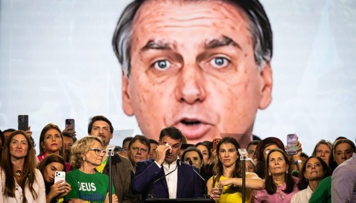 Flávio Bolsonaro se emociona durante mensagem de versão IA do pai, Jair Bolsonaro, durante conv...
