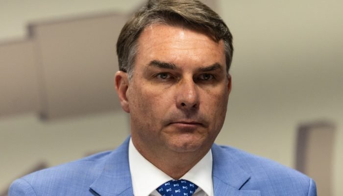 O senador Flávio Bolsonaro durante mobilização no Senado para evitar votação da PEC que acab...