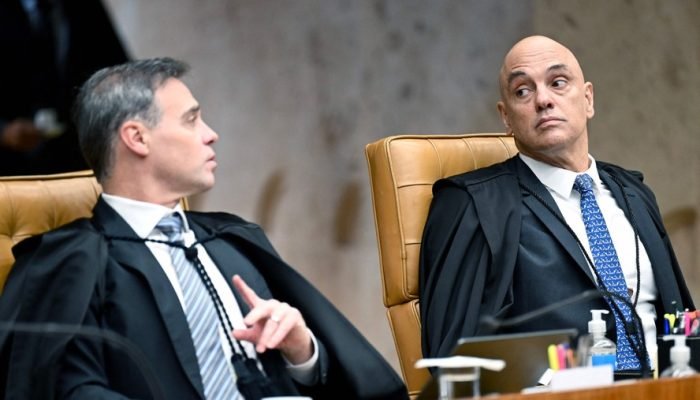 Os ministros André Mendonça e Alexandre de Moraes em sessão no STF após revelação de mensag...