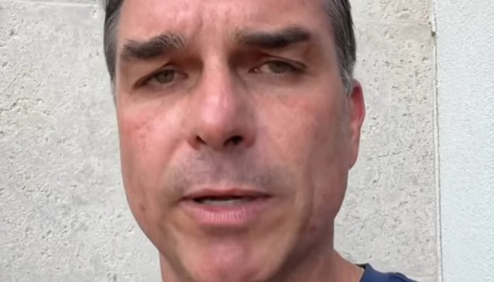 O senador Flávio Bolsonaro (PL-RJ) em vídeo publicado nas redes sociais no qual anunciou a inti...
