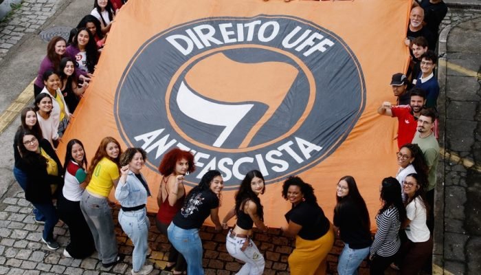 De volta à luta: bandeira erguida por estudantes da UFF é de 2018 — Foto: Marina Calderon