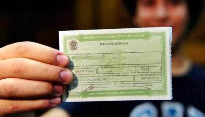 Jovem-segura-titulo-de-eleitor