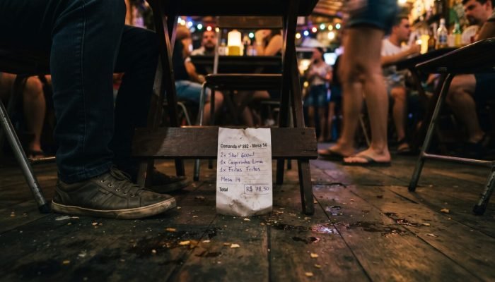 Cliente perde a comanda de papel em casa noturna, estabelecimento tenta cobrar “multa por perda...