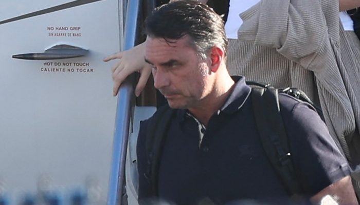 Flávio Bolsonaro desembarca de um avião após chegar ao Aeroporto Executivo de Opa-Locka, em Mi...