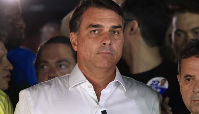 Flávio Bolsonaro fala com a imprensa após perder a eleição — Foto: Brenno Carvalho / Agênc...
