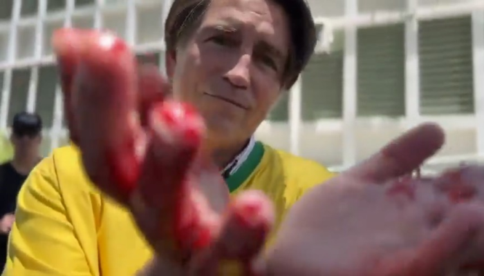 Jim Caviezel interpreta Jair Bolsonaro em Dark Horse — Foto: Reprodução