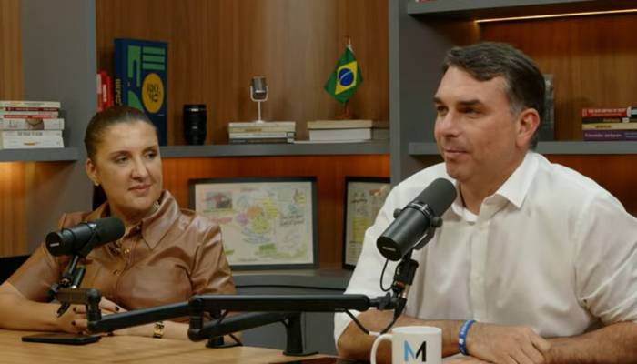 Daniella Marques e Flávio Bolsonaro durante o podcast Market Makers — Foto: Reprodução