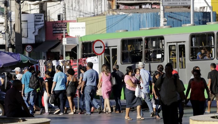 comércio-centro-pessoas-GENTE-PEGANDO-ÔNIBUS-transporte