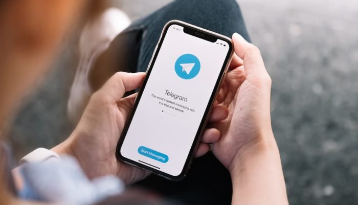 pessoa-mexendo-no-telegram-no-celular
