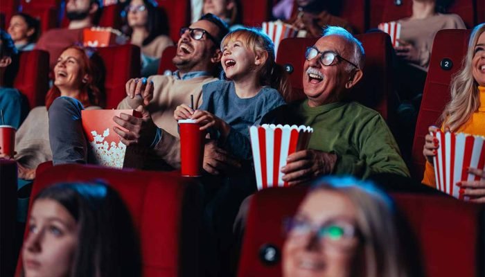 pessoas-se-divertindo-no-cinema