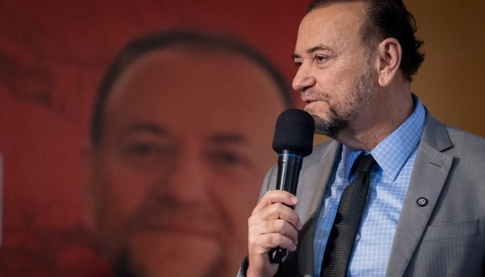 Edinho Silva nesta terça-feira em solenidade de recebimento de título de cidadão carioca, no S...