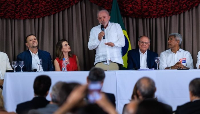 O presidente Lula em reunião com aliados após o primeiro turno — Foto: Brenno Carvalho/Agênc...