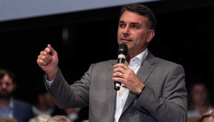 Flávio Bolsonaro durante reunião da bancada do PL, em Brasília — Foto: Brenno Carvalho