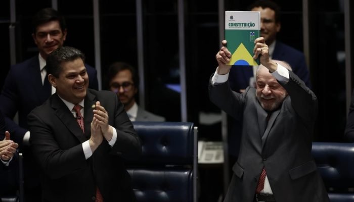 O presidente do Senado, Davi Alcolumbre, e o presidente Luiz Inácio Lula da Silva — Foto: Cris...